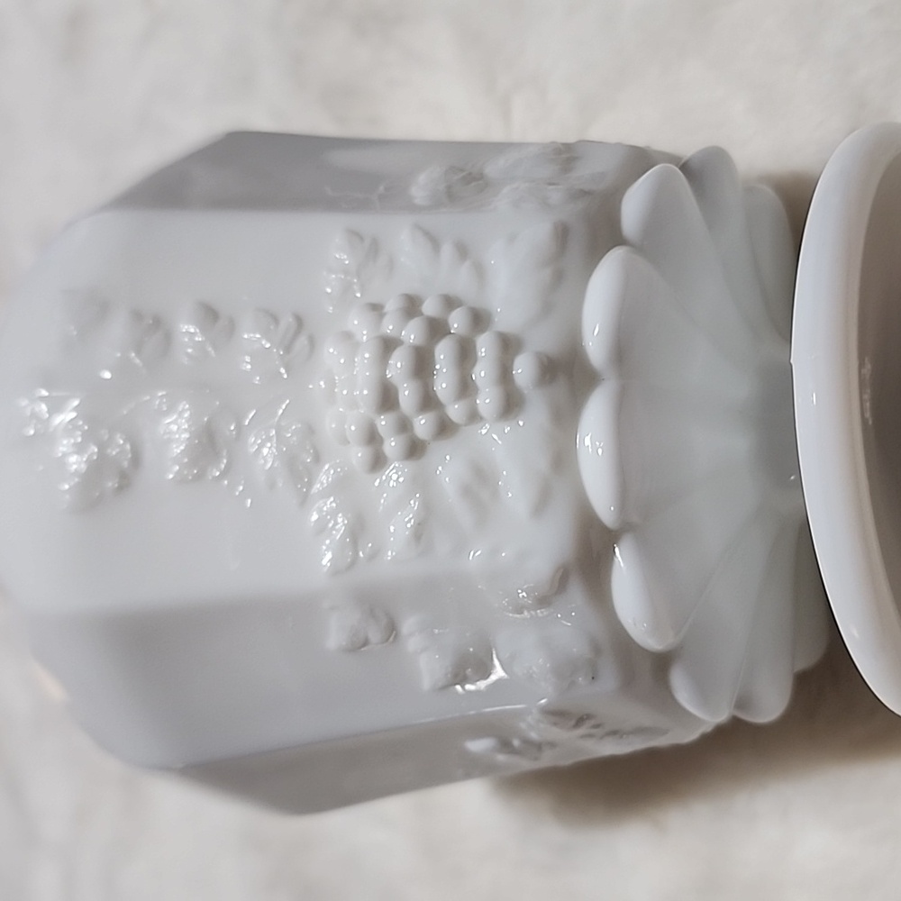 Vintage Westmoreland Paneled Grapevine White Milk Glass Decorative Vase. - Picture 2 of 5